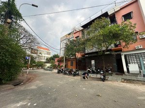 căn góc 2 mặt tiền view hướng thẳng ra sông sài gòn- ngang 10 hướng đông nam - đường bàn cờ 16m .