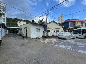 lô góc 2 mặt tiền đường cách biển vài bước chân, sát dương hiến quyền. tiện ích xung quanh đầy đủ