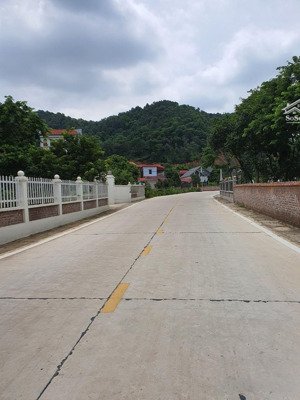 bán đất 500m2 lưng tựa núi, mặt đường liên xã kinh doanh tốt