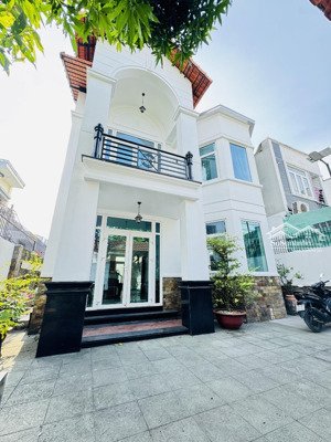 biệt thự 2 mặt tiền, dt 9m x 17m, đường số 2 quốc lộ 13, hiệp bình phước - đối diện kdt vạn phúc