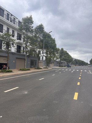 bán nhanh căn shophouse 5m mặt tiền, trên đường tôn đức thắng. dự án eco city premia tp.bmt