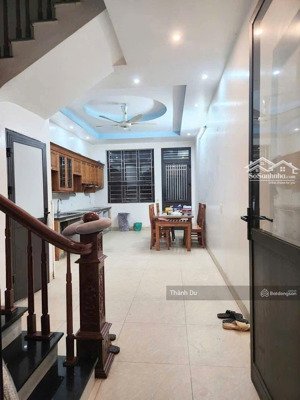 cho thuê nhà nguyên căn 4 tầng khu 918 phúc đồng, ô tô đỗ cửa, đầy đủ đồ giá 13 triệu/tháng