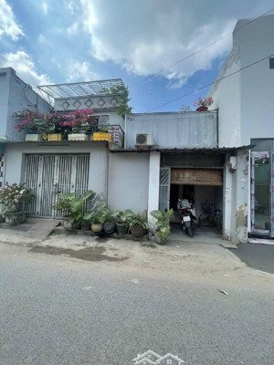 bán nhà cấp 4 dt 60m4*15 mt đường lê lai phường 4 quận gò vấp, đường 8m
giá 8,79tỷ đường 10m