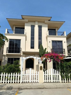bán biệt thự 03 phòng ngủ, dự án đã vận hành, gần biển 135m2 xây 3 tầng chỉ 7 tỷ(95%) đã có sổ hồng