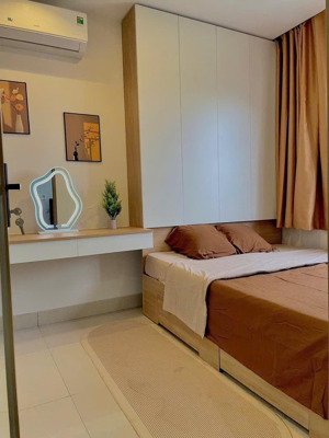 chủ ngộp cần bán gắp nhà mt nguyễn hồng đào - bàu cát,dt 95m2 , 4 tầng,nhà đẹp, giá 15,8 tỷ