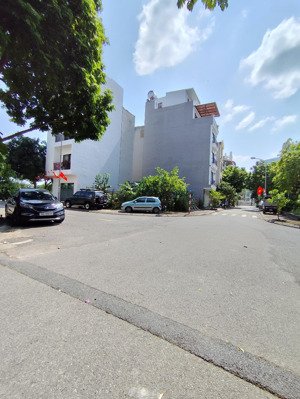 bán đất tái định cự giang biên 90m2 , mt 18m lô góc 2 mặt tiền vỉa hè ôtô tránh giá 18,8 tỷ .