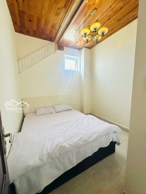 cho thuê căn hộ 2pn 1wc 1 bếp, đầy đủ nội thất giường nệm tủ bàn ghế, 2 ban công. nhà xe rộng rãi