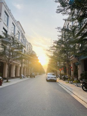 xẻ khe hải âu vin2 -72m giá chỉ 9ty8 bao phí sang tên , sẵn sổ