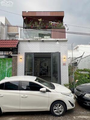 Nhà lầu rộng 4 phòng ngủ có sân đậu ô tô - Kế chợ An Bình