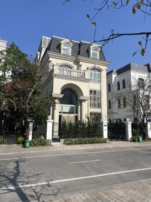 bán nhanh bt đơn lập 350m giá 100 tỷ do kẹt tiền. khu vinhomes harmony, đường 40m nội khu yên tĩnh