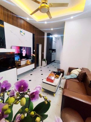 chính chủ bán nhà 40m2 cổ nhuế - 6 tầng 1 tum . thang máy