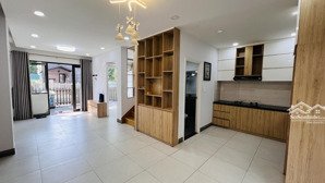 cho thuê nhà phố khu compound,có hồ bơi gym. nhận nhà ở ngay, giá 15triệu