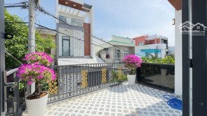 bán nhà 2 tầng - ngay trung tâm hành chính huyện - hẻm xe hơi - tặng full nội thất