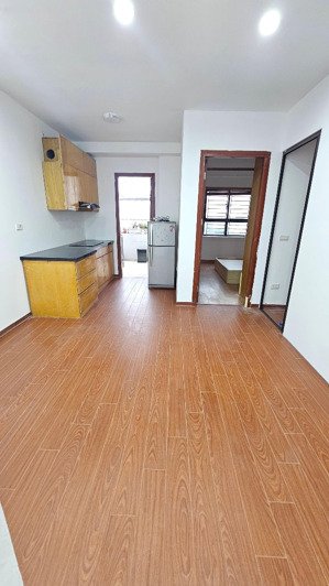 cho thuê căn hộ tập thể thành công, 60m2 2pn, 1wc, đồ cơ bản, sàn gỗ, đh, nóng lạnh 8.8tr