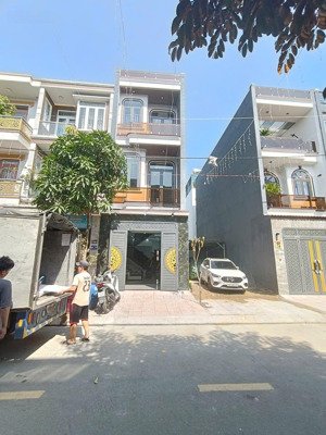 bán nhà 2 lầu 1 trệt dĩ an, đường 10m vỉa hè, full nội thất, giá 5.5 tỷ - mua trước tết giá tốt