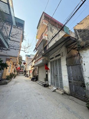 12,7 tỷ. mậu lương dt 53m2. nhà cấp 4. mặt tiền 4,33m. đường kinh doanh oto tránh. đất nở hậu