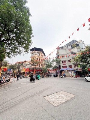 siêu hiếm - mặt phố ba đình - kinh doanh sầm uất - vị trí cực hiếm nhà bán - mt rộng thoáng sáng