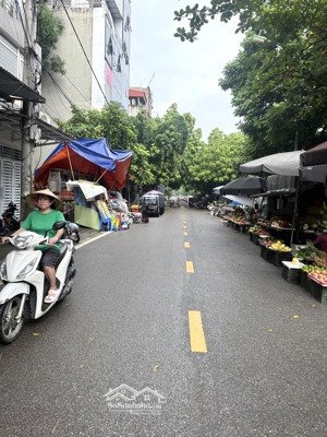 nhà bồ đề - phân lô - thang máy - oto trong nhà - ful nội thất - đường thông - hè thoáng