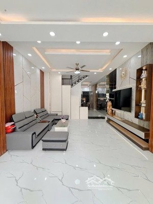 nhà 4 tầng, cạnh phú mỹ hưng. ngang 5m, full nội thất, ô tô đến. chỉ 7.xx tỷ