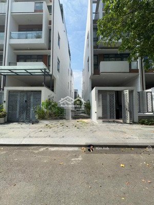 bán nhà 5 tầng - đối diện công viên - sát bệnh viện vạn phúc city- hoàn thiện có hầm và thang máy.