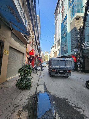 40 tỷ sở hữu tòa nhà lô góc vỉa hè ô tô tránh mặt phố tl phường liễu giai, mt 6.85m, dt 700tr/năm.