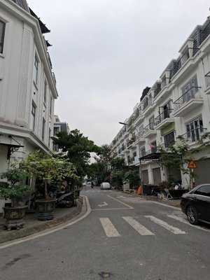 bán căn nhà thô khu nhà ở việt pháp, dương đình nghệ + vị trí đẹp. đường 7m vỉa hè 3m