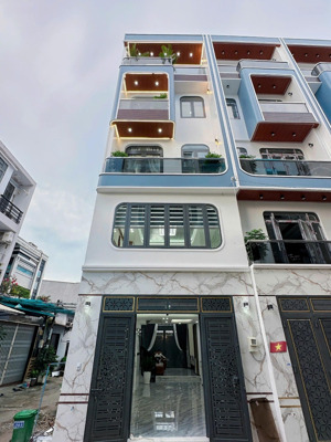 góc hai mặt tiền ngay chợ (4,5m x 15m) - 5pn + 6nvs - đường thông 7m - ngay công viên hồ trái tim