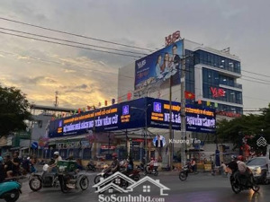 nhà 2 mặt tiền đường bình long 8x28m, cấp 4 đang có sẵn hđ thuê. đoạn đẹp, sầm uất nhất cung đường