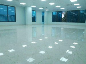 chính chủ cho thuê tầng 2: 130m2 giá 28tr tại mễ trì hạ, từ liêm. lh 