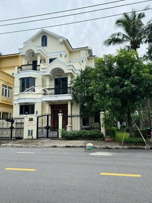 cần bán căn biệt thự góc công viên siêu thoáng, mặt tiền đường 22, dt 198m2, giá bán 79 tỷ tl