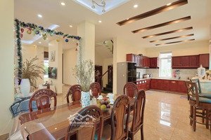 cho thuê villa sân vườn đẹp biệt lập dài hạn. diện tích: 400m2 vị trí: khu villa cao cấp an sơn