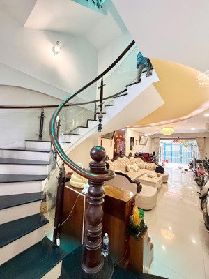 nguyễn thị tần quận 8 - 2 bước sang quận 5, dt 106m2 ngang 4.3m, hẻm 5m