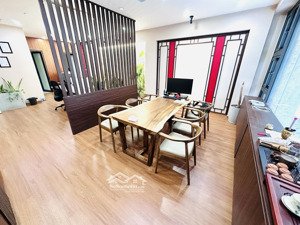 văn phòng tầng 2 rộng 50m2, sàn gỗ xịn, view thoáng, vào được luôn