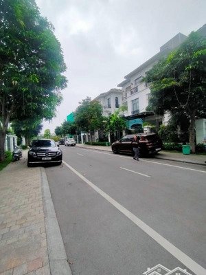 bán biệt thự kđt việt hưng long biên: dt 200m2, mt 11m, đường 15m, gía 58.5 tỷ