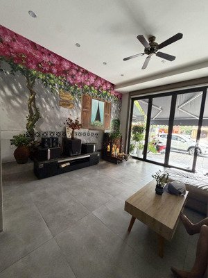 gấp bán nhà 5 tầng mặt tiền đường đông giang