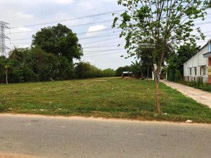 bán gấp lô góc 1675m2 sổ riêng, đường 18m, ngay thị xã, sát chợ, dân đông, đường 18m giá 320tr/lô