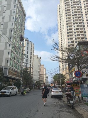 bán đất vị trí vàng biển mỹ khuê đà nẵng đường đỗ bá vài bước chân đến biển khách du lịch rất đông