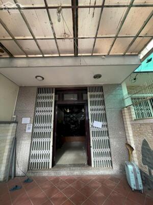 Bán Nhà mặt Đường Lê Hồng Phong, Nam Nha Trang ( phường Phước Long cũ) ️Diện tích 113.6 m2 ngang 4,6 m. Gồm 4 tầng: tầng 1 và 4 thông suốt. Tầng 2, 3 mỗi tầng có 3 phòng. Có 5 WC. ️Vị trí nhà nằm gần đường Nguyễn Viết ...