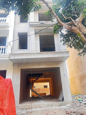 liền kề khu đô thị thiên mã, cạnh hồ đồng mô, rẻ nhất hà nội
diện tích 100m2, nhà xây thô 5 tầng