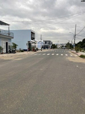 đất tái định cư ngọc hiệp đường 20m, sát công viên, dt 107,5m² đã có sổ