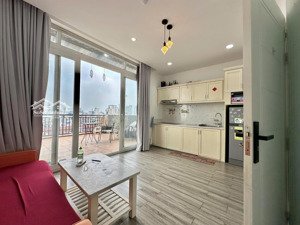 căn hộ penthouse 2 phòng ngủ 1 phòng khách ban công siêu rộng sát bên trung tâm quận 1 cần cho thuê