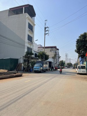 bán lô đất 60m2 trục chính đấu giá x1 đông la mặt đường rộng 18m. lh 