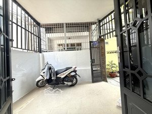 nhà mới ở ngay gần thống nhất, đường số 4 giá: 5.55 tỷ dt 4 x 13.3m (54m2) 3 tầng đúc