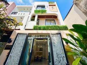 xây mới 4 tầng lầu- 3 phòng ngủ- nội thất xịn- sân thượng to- ngang rộng- hẻm ô tô