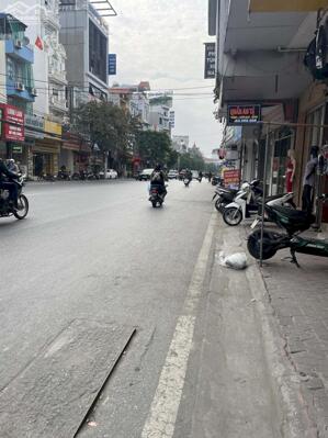 - Bán nhà mặt đường Trần Nguyên Hãn, DT 98m2 mặt tiền 5,6m, giá chỉ 14,5 tỷ