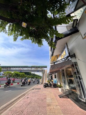 siêu phẩm giá tốt! dt:4x5m (3 tầng)chỉ 5,6 tỷ tl mặt tiền phạm văn đồng,p3, gò vấp khu phố ăn nhậu