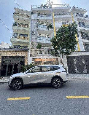 vị trí đẹp mặt tiền đường nguyễn văn công - 5tầng (4 x 15) (10phòng) đang cho thuê 360tr/năm