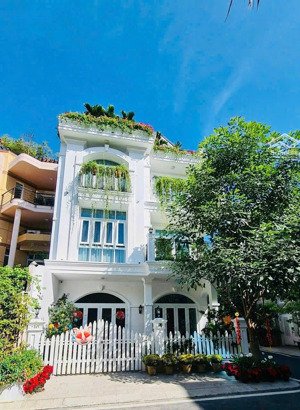 cung đường kinh doanh đẹp nhất nguyễn văn hưởng. 6 x 20m. cn 115m2. 4 lầu st. hđt: 185tr. giá 43 tỷ