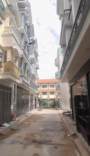 bình tân - nhà 4 lầu - 71m2 - nhà 2 mặt hẻm 6m - xe tải đỗ cửa - sổ hoàn công - nhỉnh 8 tỷ.