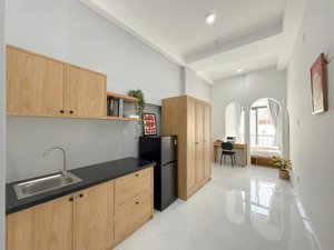cho thuê căn hộ 1pn tách bếp cửa sôt đón nắng , đường tô hiến thành - gần cầu vượt 3/2 q10